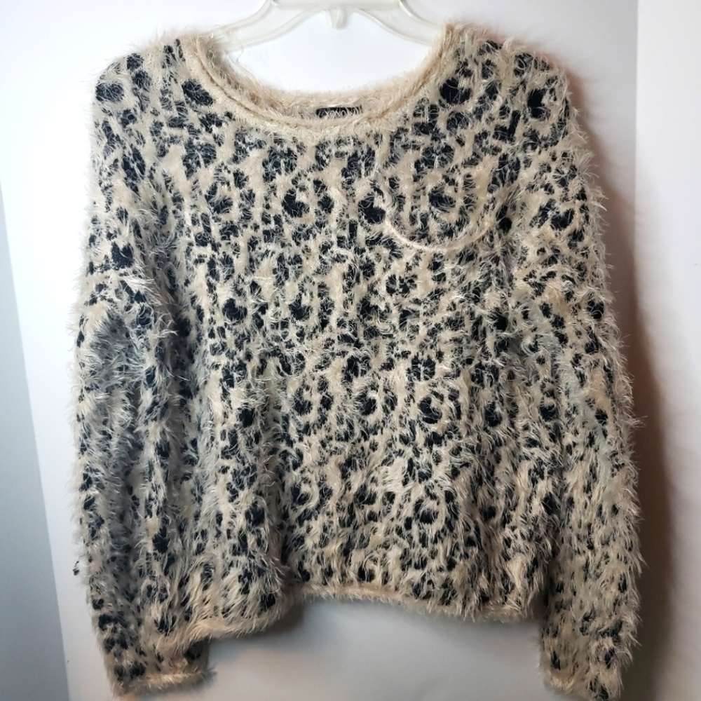 𝅺XOXO Cheeta Eyelash Sweater  size Large